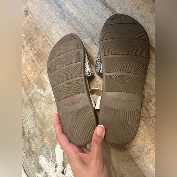 Vionic Colleen Boa Metallic Cream Leather Cork Adjustable Strap Sandals LIKE NEW - Picture 5 of 6